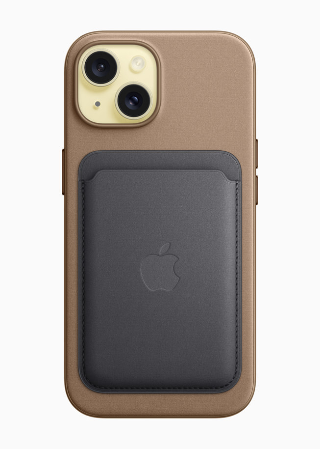 全新 iPhone 15 专用精织斜纹保护壳和卡包。  