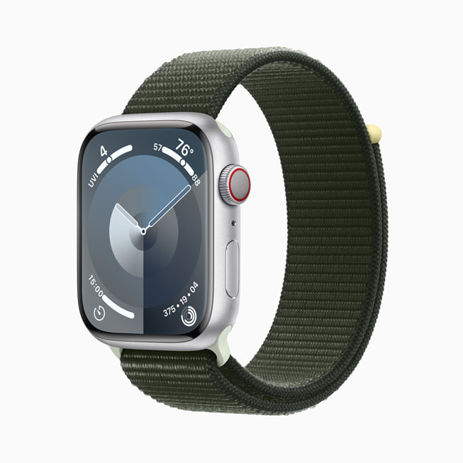 银色铝金属 Apple Watch Series 9 搭配绿色回环式运动表带。