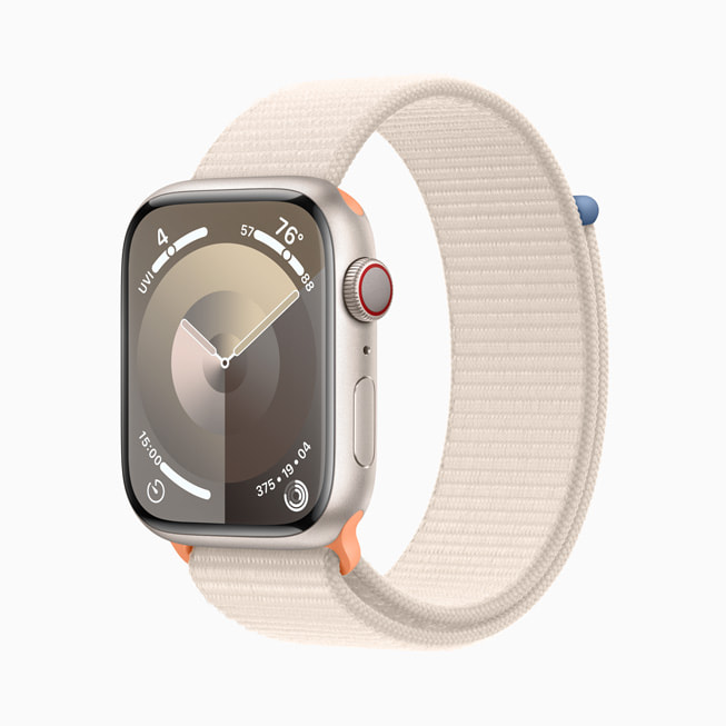星光色铝金属 Apple Watch Series 9 搭配星尘色回环式运动表带。