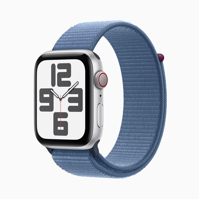 银色铝金属 Apple Watch SE 搭配蓝色回环式运动表带。
