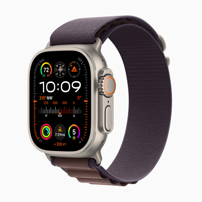 Apple Watch Ultra 2 搭配全新靛蓝色高山回环式表带。