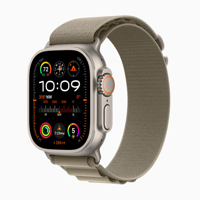 Apple Watch Ultra 2 搭配全新橄榄色高山回环式表带。