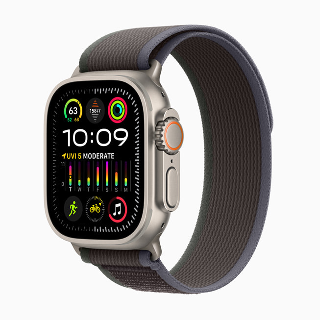 Apple Watch Ultra 2 搭配全新蓝配黑色野径回环式表带。