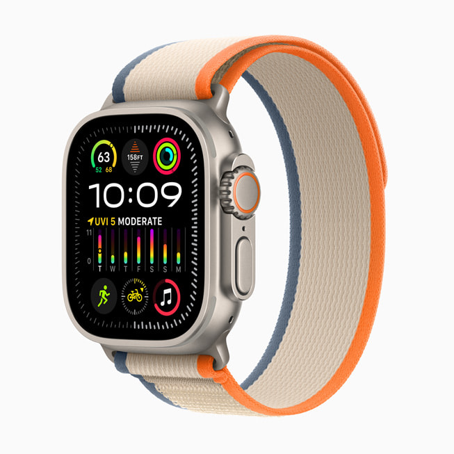 Apple Watch Ultra 2 搭配全新橙配米色野径回环式表带。