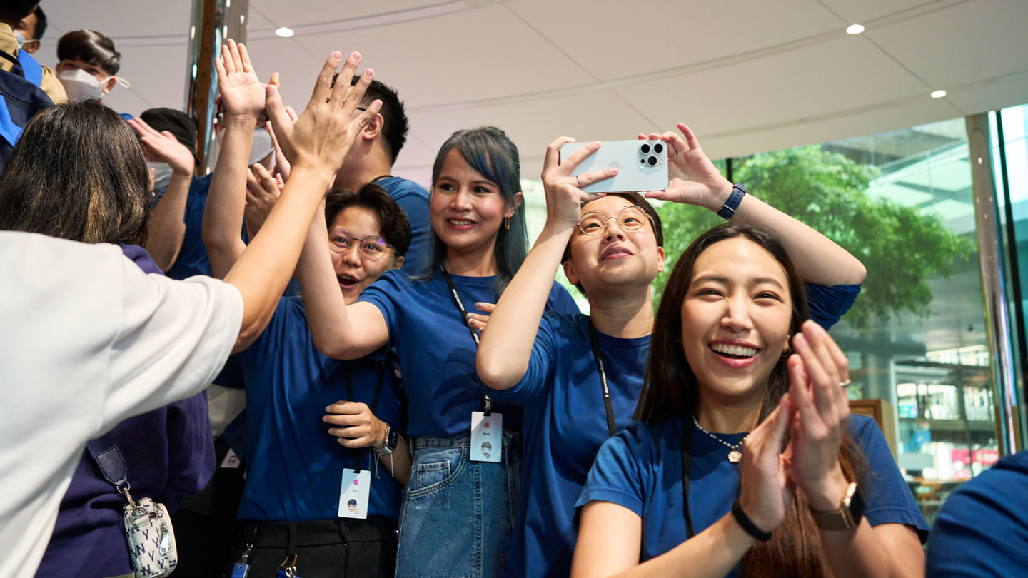 曼谷 Apple Central World 零售店团队成员欢迎首批到店选购 iPhone 15 的顾客光临。