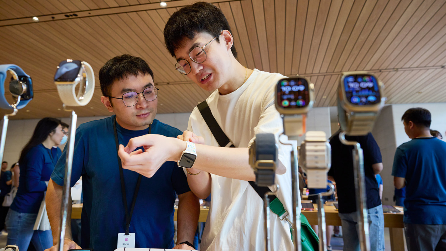 一位顾客正在试戴全新 Apple Watch Series 9。