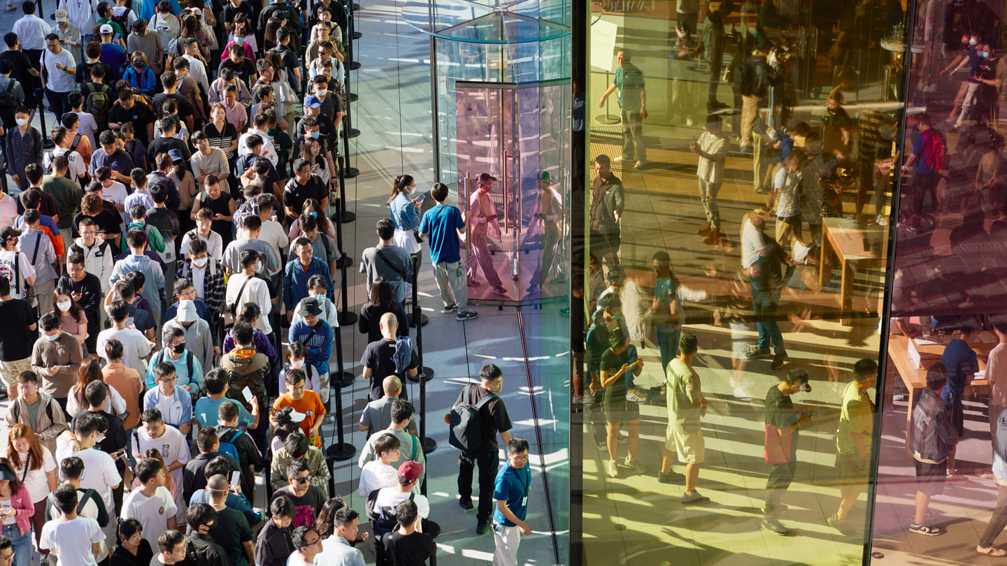 Apple 三里屯零售店外人群的俯视照片。