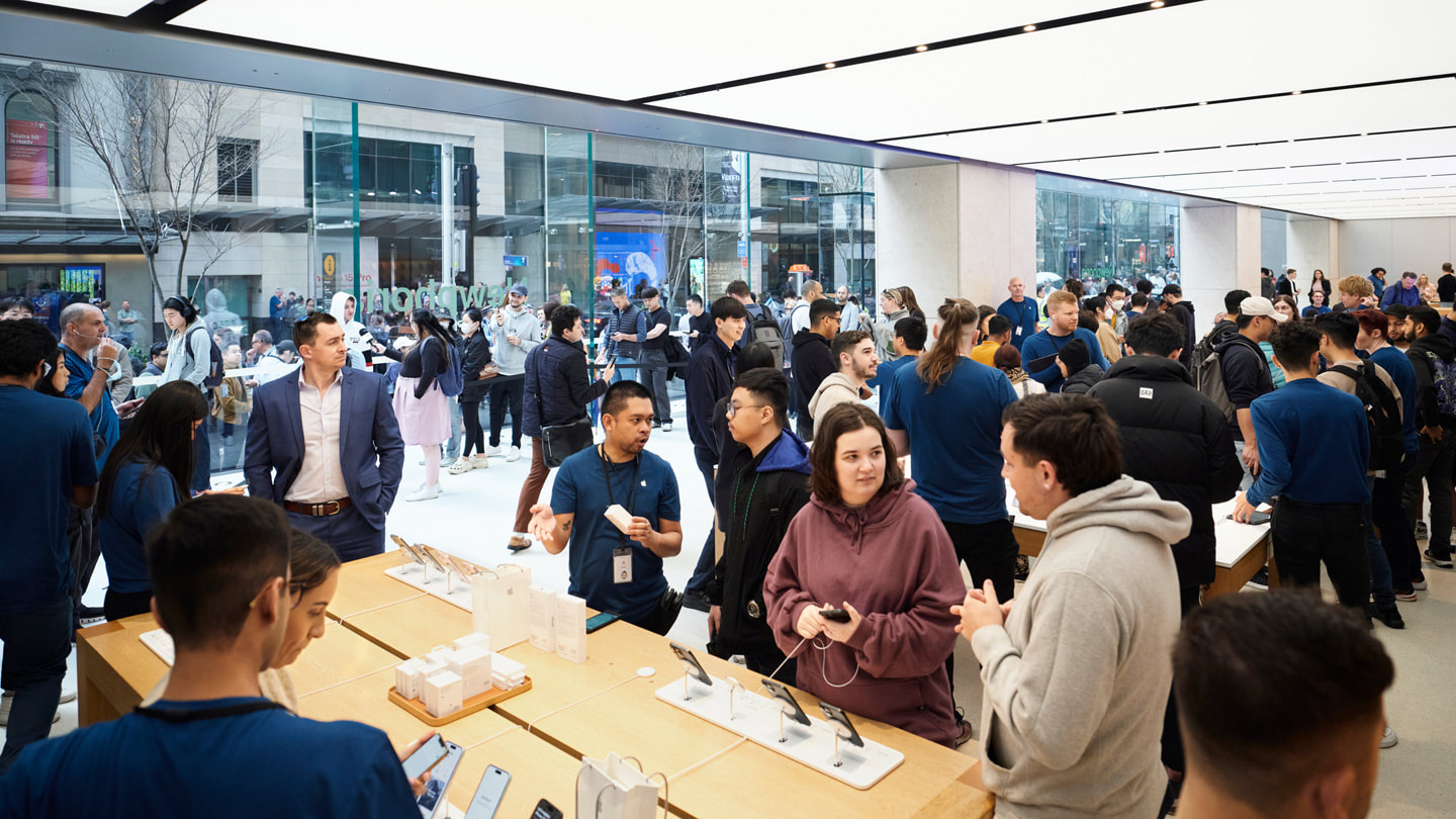 澳大利亚 Apple 悉尼零售店内的团队成员与顾客。