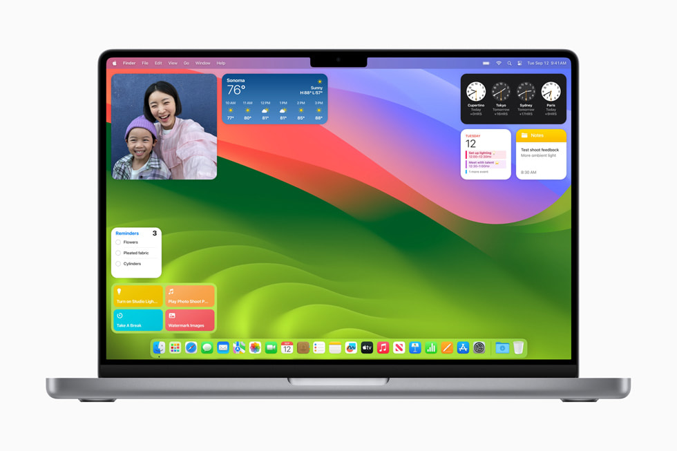 运行 macOS Sonoma 的 MacBook Pro 上展示一系列小组件。