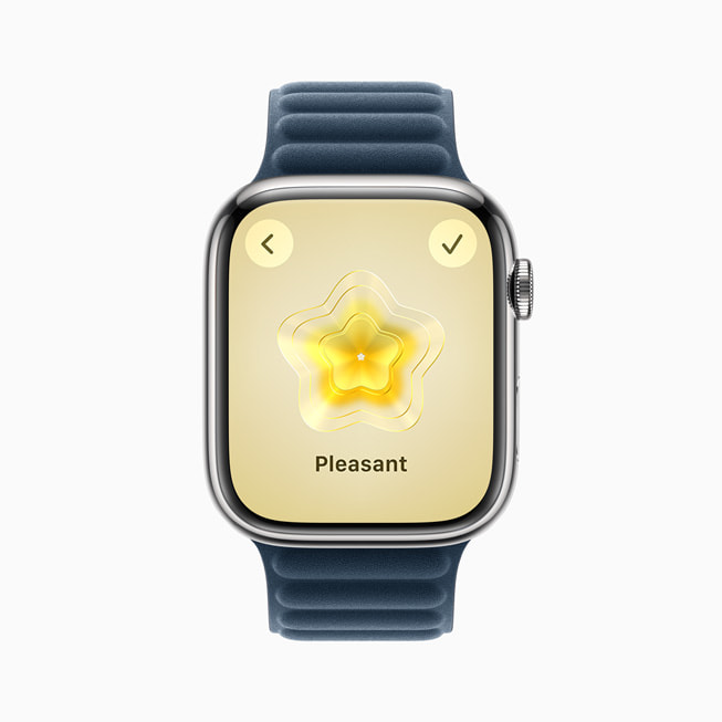 Apple Watch Series 9 展示正念 app 中的心境记录，选择“愉快”。