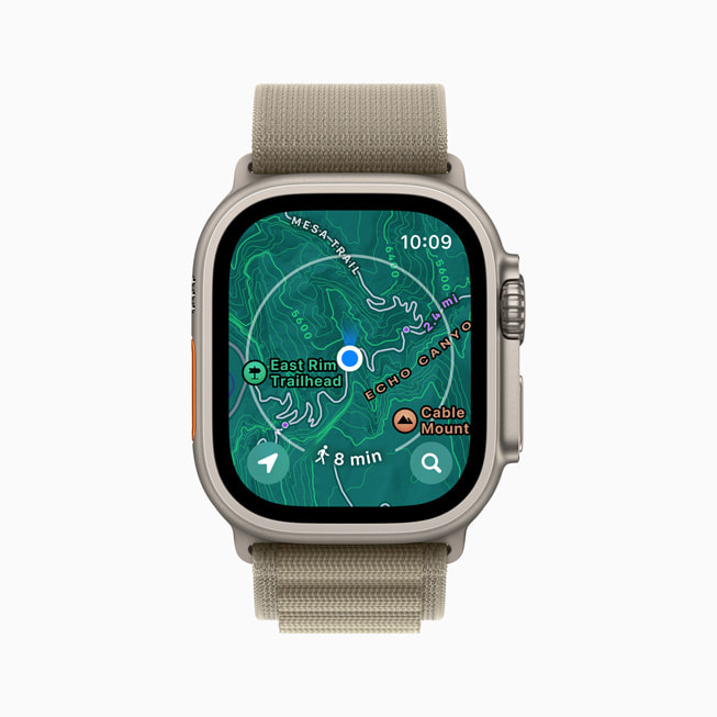 Apple Watch Ultra 展示 Apple 地图上新的地形地图。