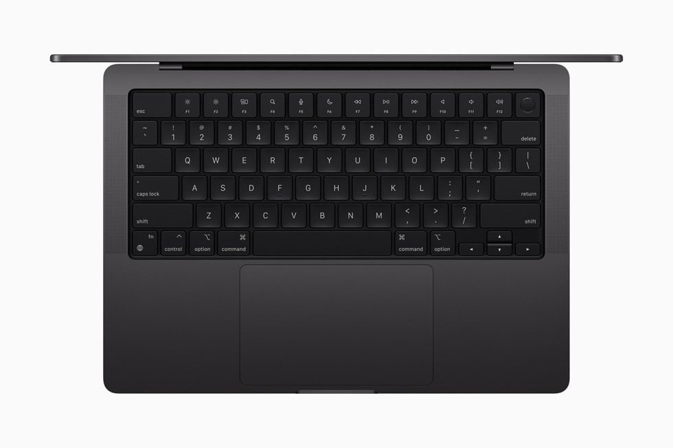 新款深空黑色 MacBook Pro 的俯视图，聚焦于键盘。