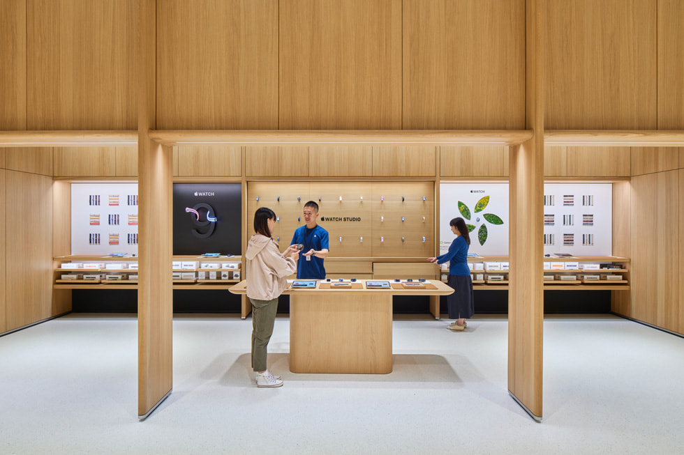 Apple 专家在 Apple 温州万象城零售店的 Apple Watch Studio 内为顾客提供帮助。