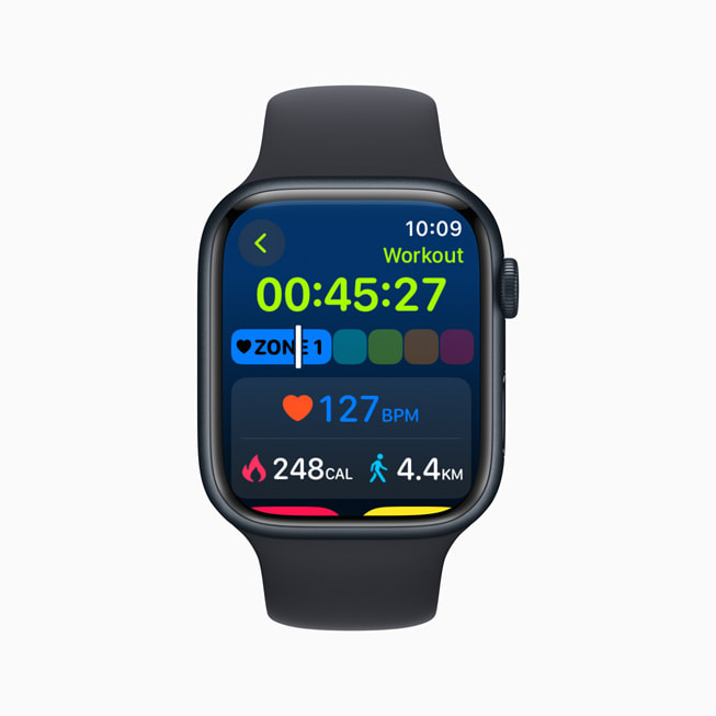 Apple Watch Series 9 上显示《SmartGym》的体能训练指标。 