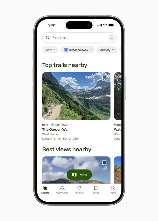 iPhone 15 Pro 上显示《AllTrails》app 的“探索”标签页。