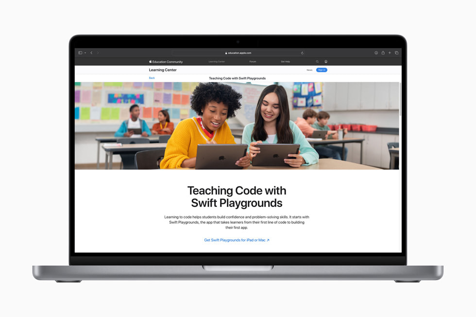 MacBook 展示通过 Swift Playgrounds 教编程。