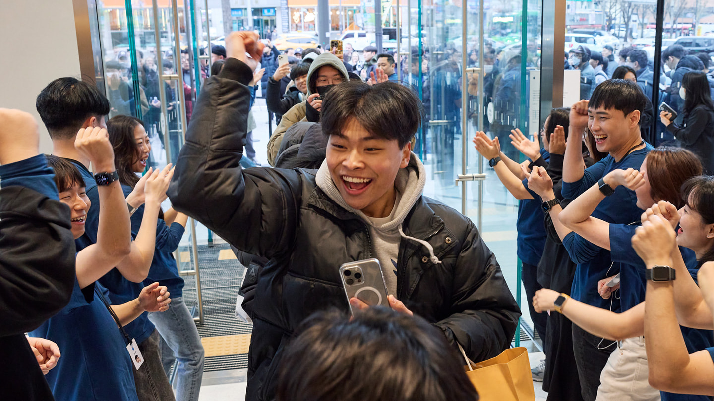Apple Hongdae 零售店开幕当天，Apple 团队成员热烈欢迎第一批顾客的光临。