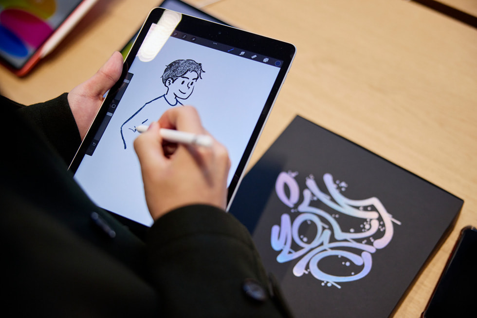 一位顾客正在使用 iPad 和 Apple Pencil 进行创作。