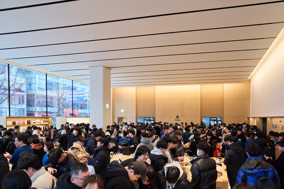 Apple Hongdae 零售店内气氛热烈，上百位顾客正在尽情探索。