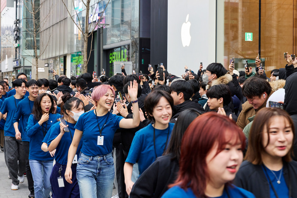 顾客与团队成员在 Apple Hongdae 零售店外。
