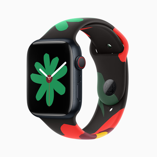 Apple Watch Series 9 搭配全新 Black Unity 系列表带和表盘；图中的表盘显示一支较小的绿色花朵。