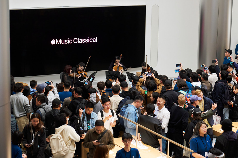 零售店的开幕庆祝活动包括上海交响乐团年轻团员们带来的特别表演。