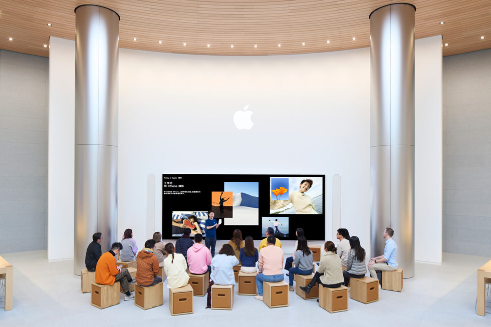 参加 Today at Apple 课程的顾客围坐在 Video Wall 影像墙前。
