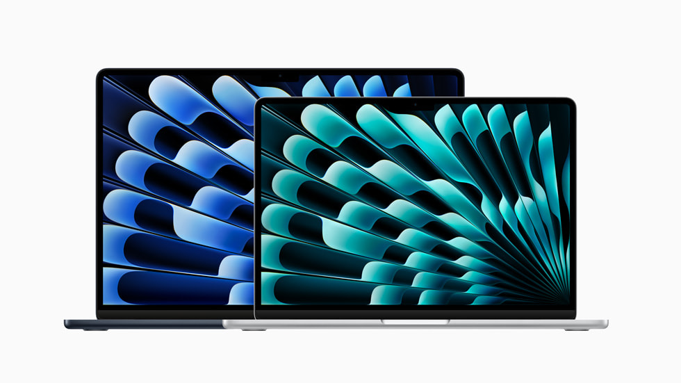 两台新款 MacBook Air 设备的屏幕显示多彩的图形画面。