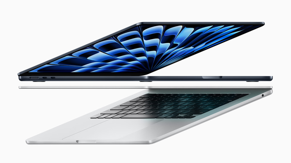 两台新款 MacBook Air 设备呈合起状态，从侧面以斜侧角度展示。