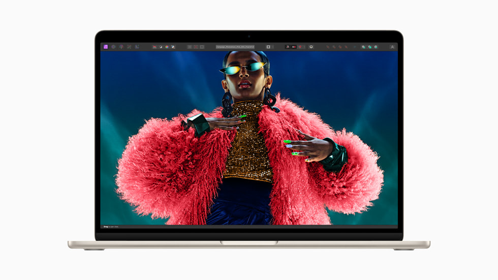 新款 MacBook Air 屏幕显示一个人身穿亮红色绒面外套。