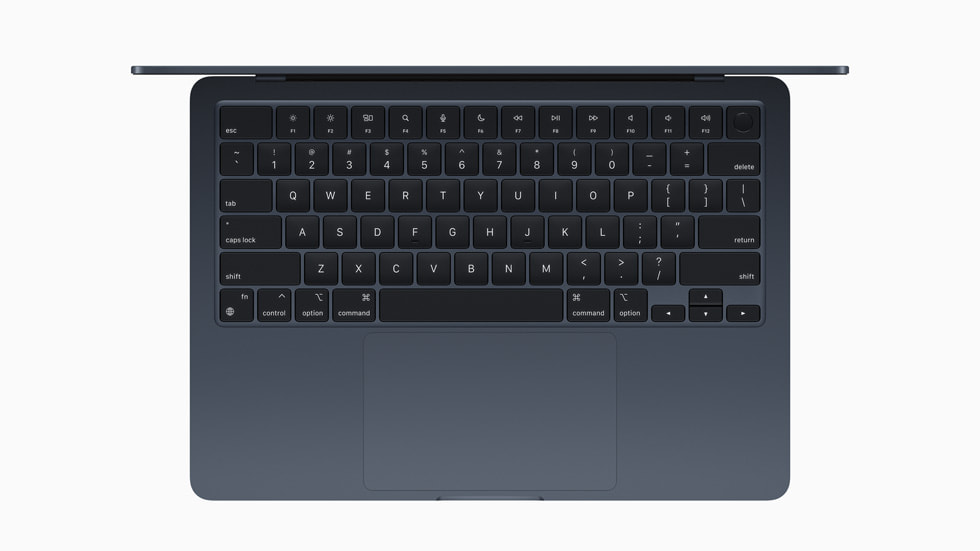 新款午夜色 MacBook Air 键盘的特写图。