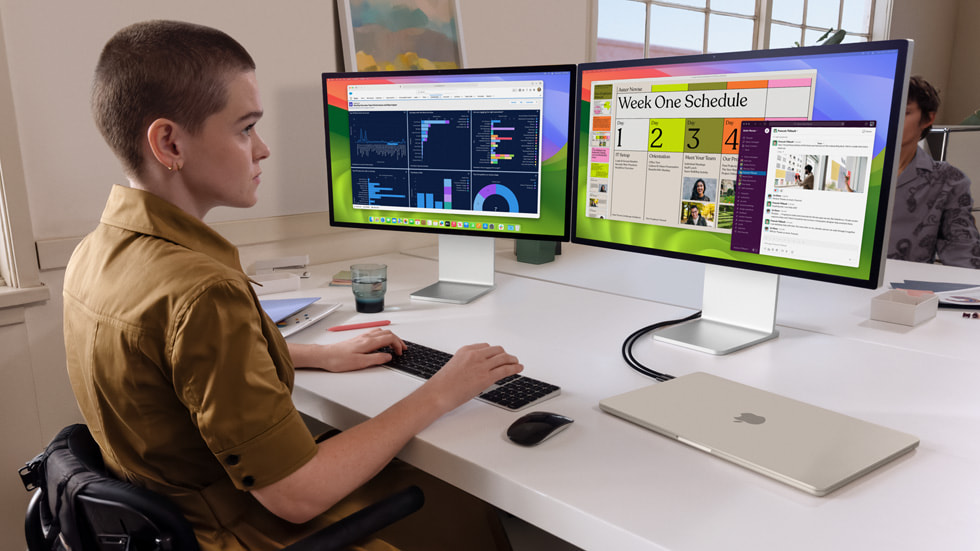 一位用户使用新款 MacBook Air 处理工作，配有两台外接显示器。
