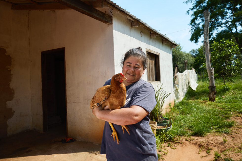 Graciela Gimenez 拿着一只鸡。