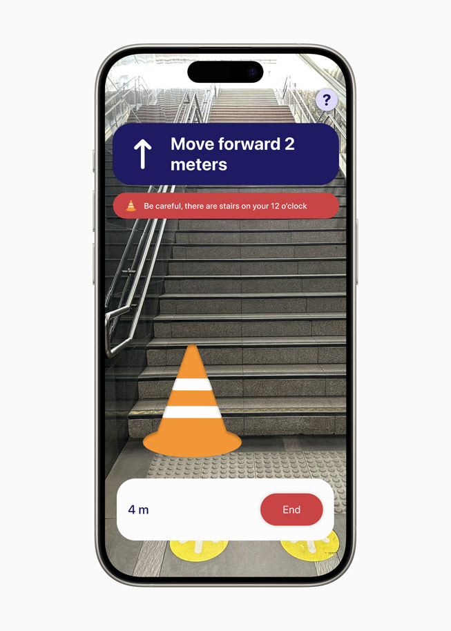 iPhone 15 Pro 上的《PetaNetra》app 截图，提示用户“向前走 2 米”，同时提醒“小心，正前方有楼梯”。 