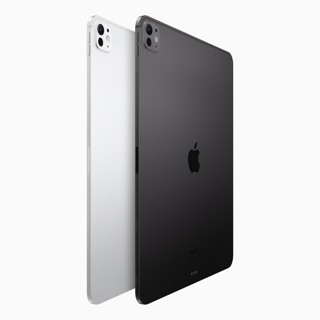 两台新款 iPad Pro 设备的背面，分别为银色和深空黑色。