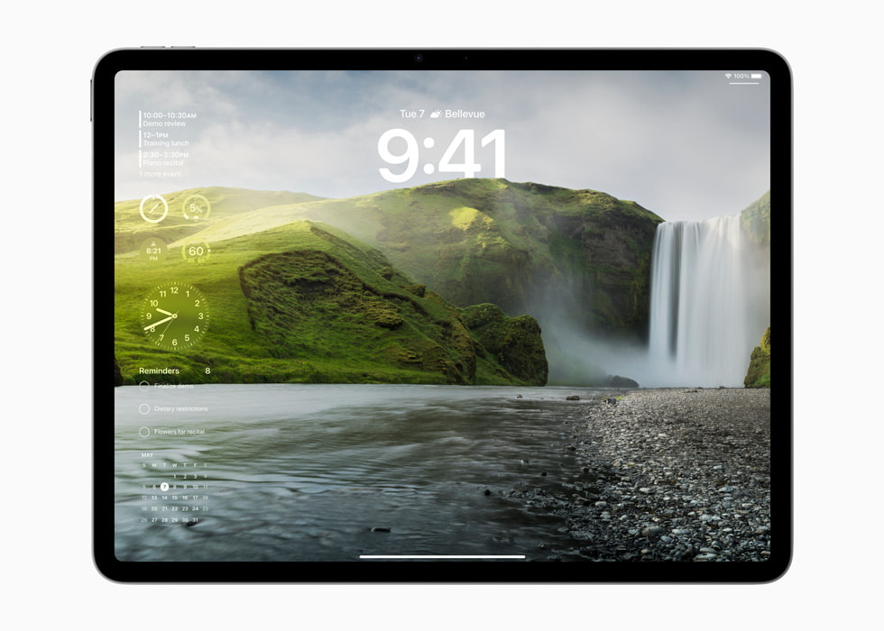 在新款 iPad Air 上展示包含多个小组件的锁定屏幕画面。