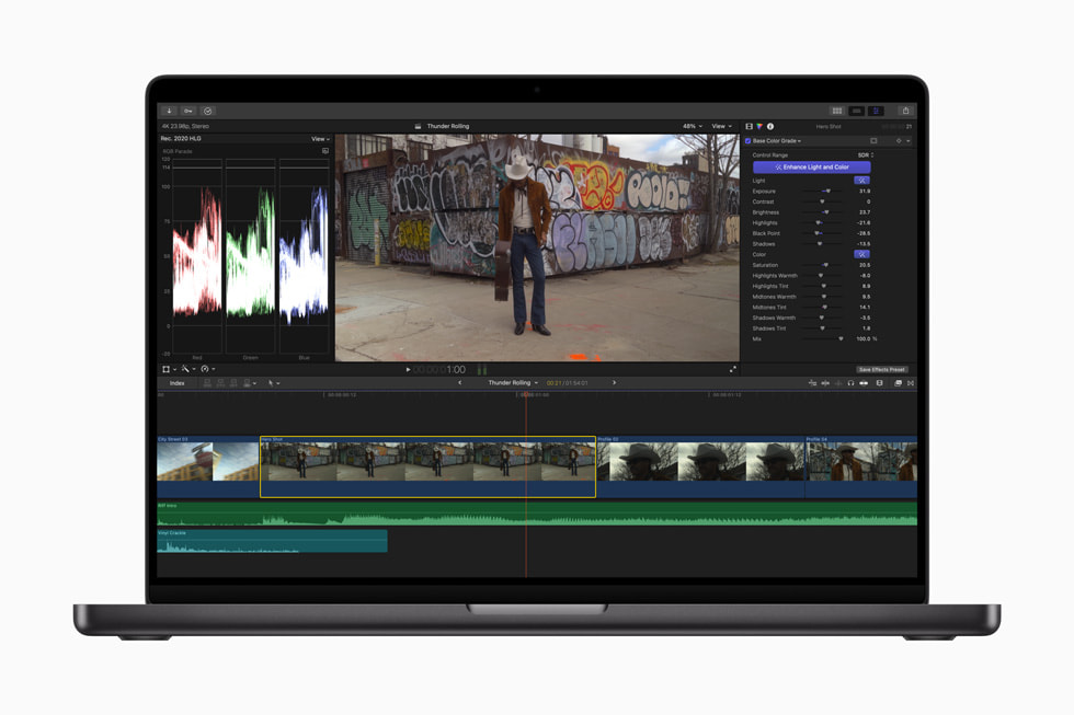 深空黑色 16 英寸 MacBook Pro 展示 Mac 版 Final Cut Pro 10.8 中的“优化光线和颜色”功能。