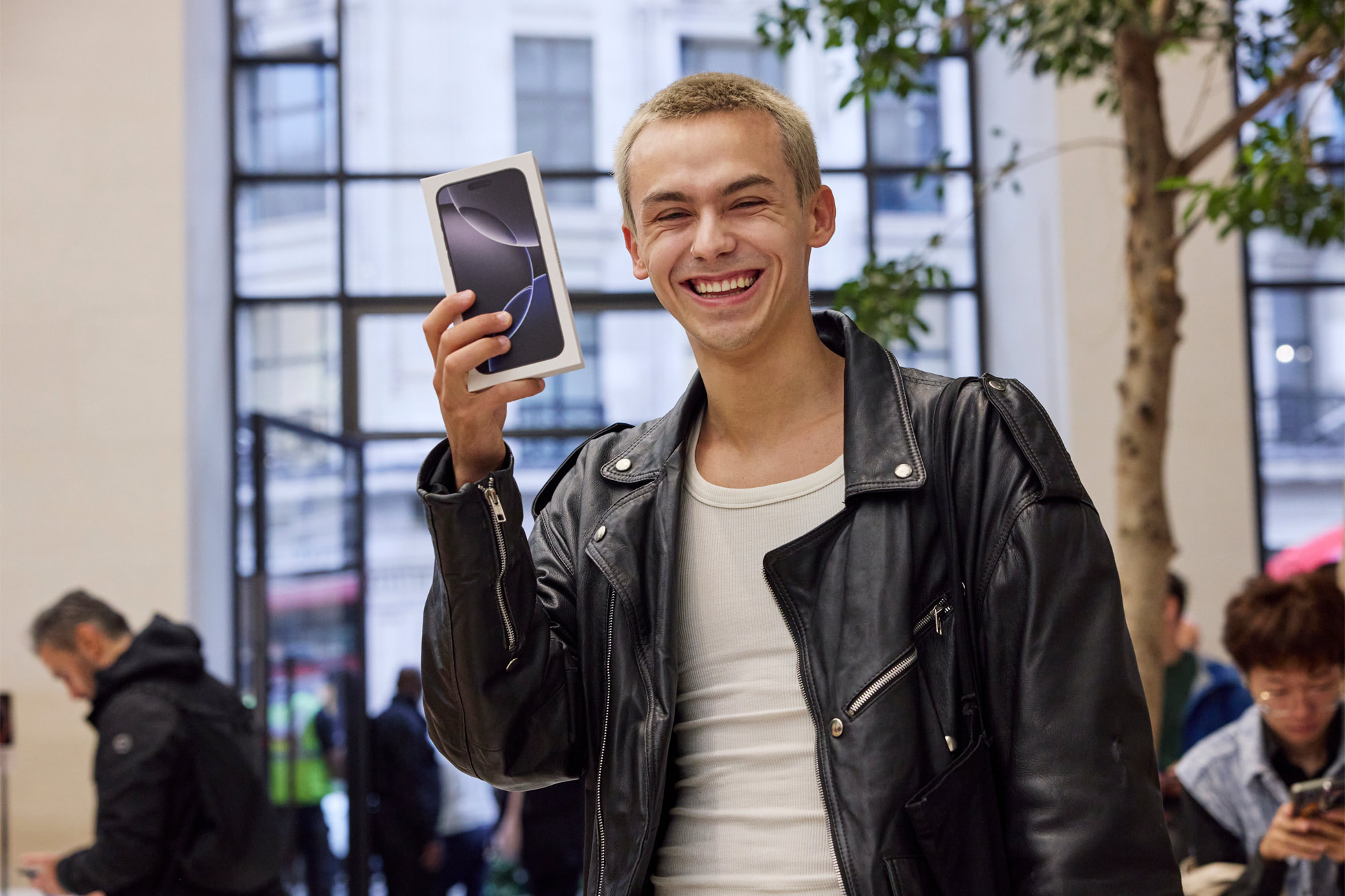 IPhone 16 AirPods 4 Apple Watch Series 10 Apple iphone-16-airpods-4-apple-watch-series-10-apple