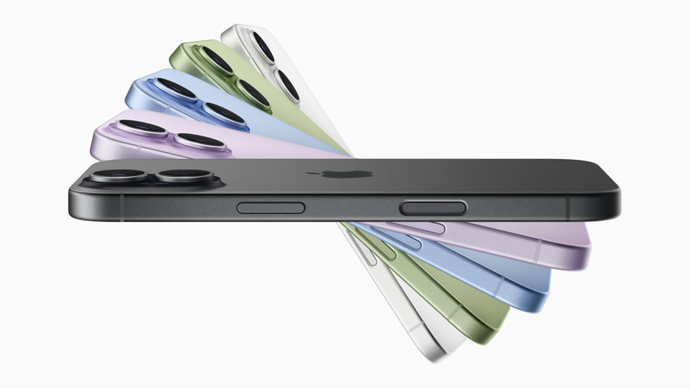 从侧面拍摄的多部 iPhone 17 设备，展示全系配色：薰衣草紫色、青雾蓝色、鼠尾草绿色、白色和黑色。