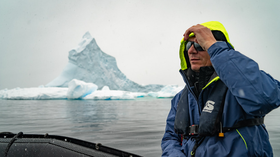 CNN 记者 Bill Weir 在《Journey to Antarctica to Find Emperor Penguins》中的照片。