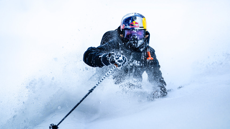 《World of Red Bull》首集《Backcountry Skiing》中自由式滑雪运动员的照片。