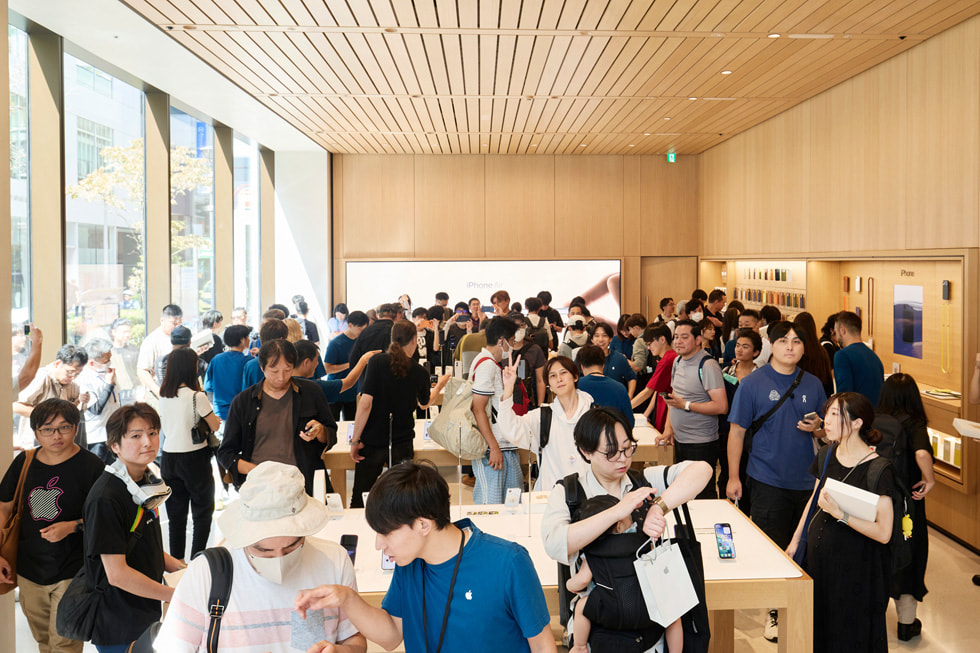 Apple 银座零售店内的顾客和团队成员。