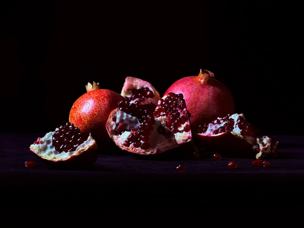 使用 iPhone 17 Pro 拍摄的细节丰富的石榴与石榴籽特写照片。