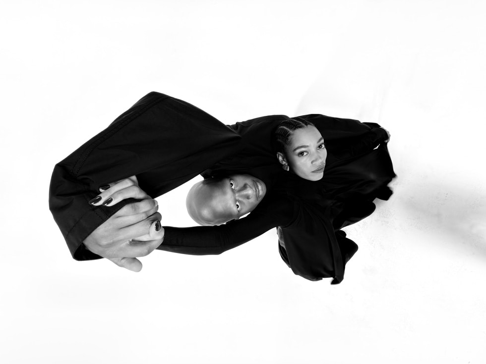 使用 iPhone 17 Pro 以俯视视角拍摄的照片，画面中的两人举着手臂。