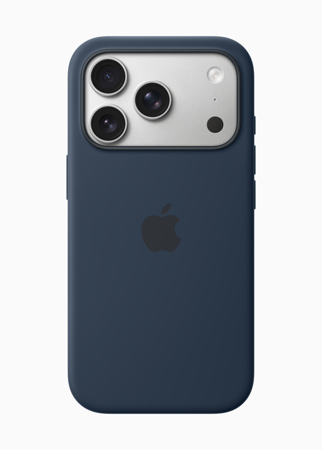 装有午夜色硅胶保护壳的 iPhone 17 Pro。