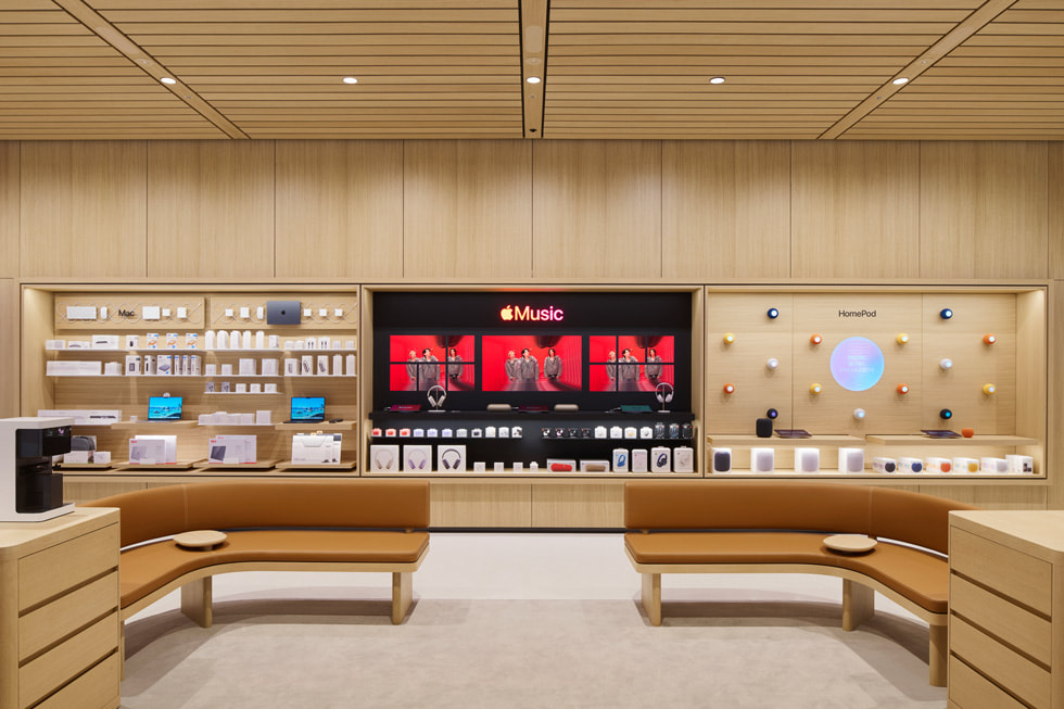Apple 银座零售店内部的长沙发，屏幕上播放着 Number_i 的内容。