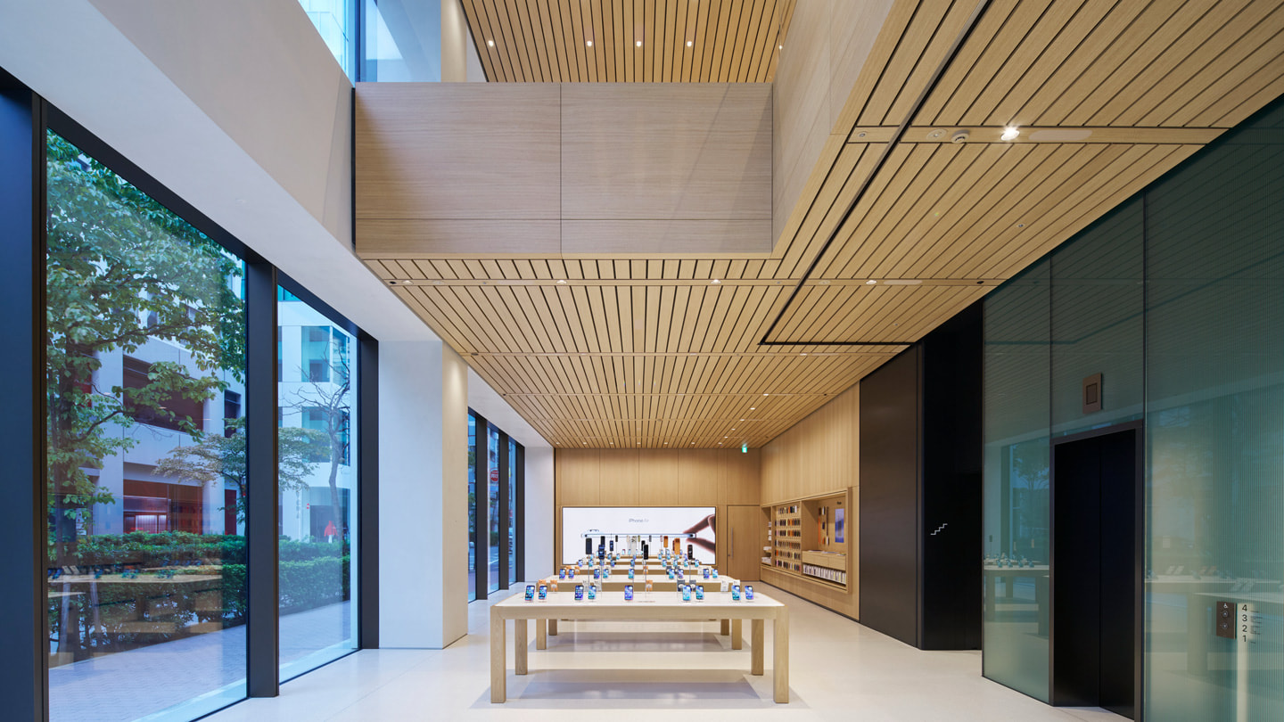 Apple 银座零售店内的产品展示桌。