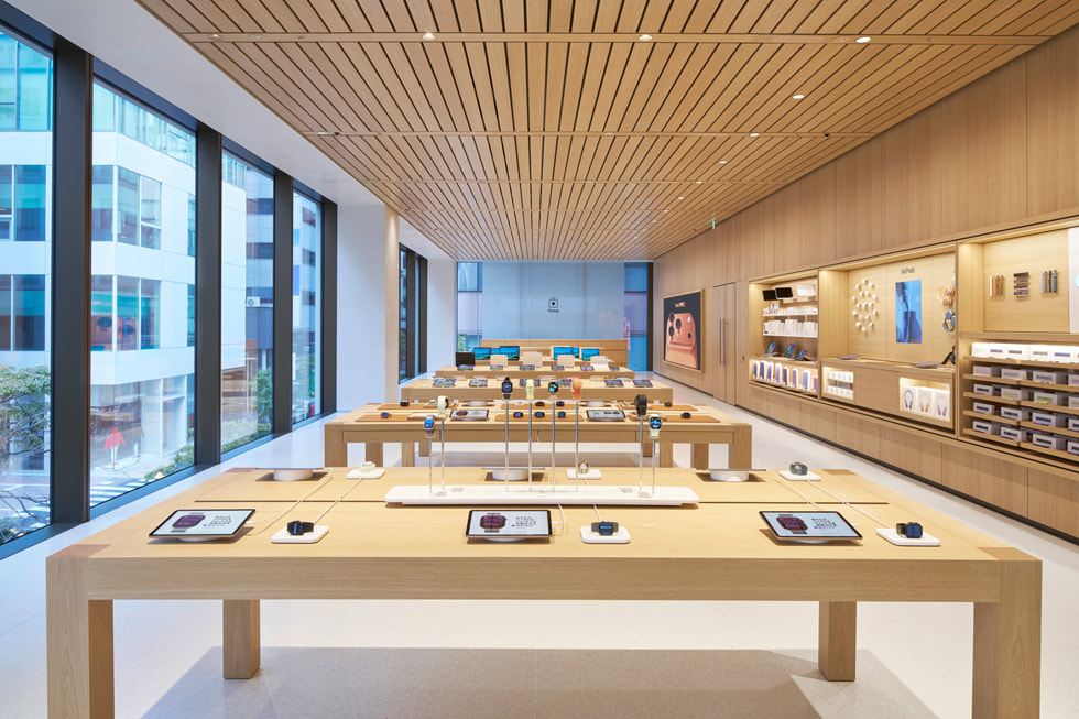 Apple 银座零售店内部场景，包括 Apple Pickup 到店取货区域。