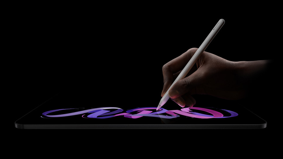 一支 Apple Pencil Pro 正在新款 iPad Pro 上画画。