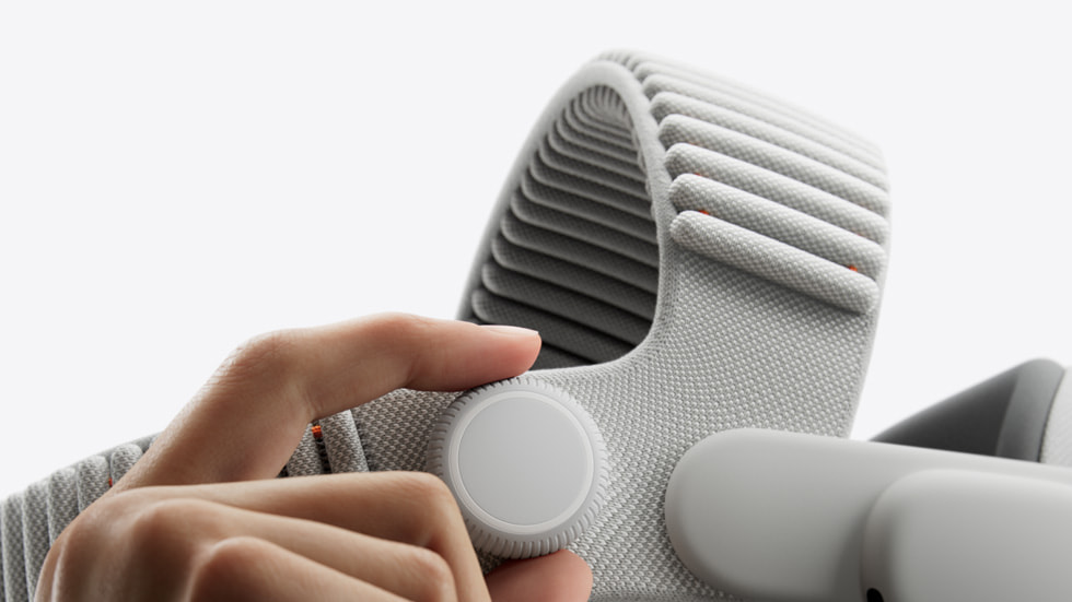 双圈编织头带贴合度调节钮的特写图片。